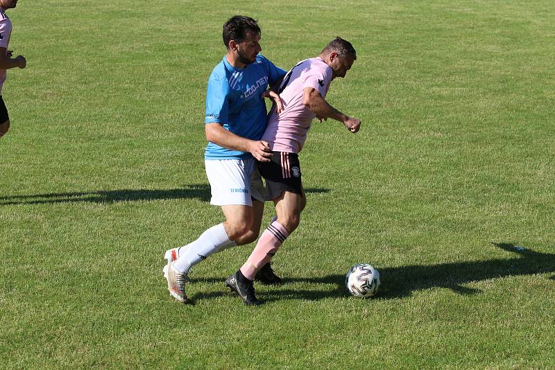 Fotbalisté Malenovic (růžové dresy) ve 26. kole krajské I. B třídy skupiny C podlehli Vlčnovu 1:2.