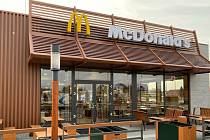 McDonald´s otevírá ve Zlíně další restauraci. Pobočka se nachází na místě bývalé čerpací stanice Shell v Malenovicích, na křižovatce ulic I. Veselkové a třídy 3. května.