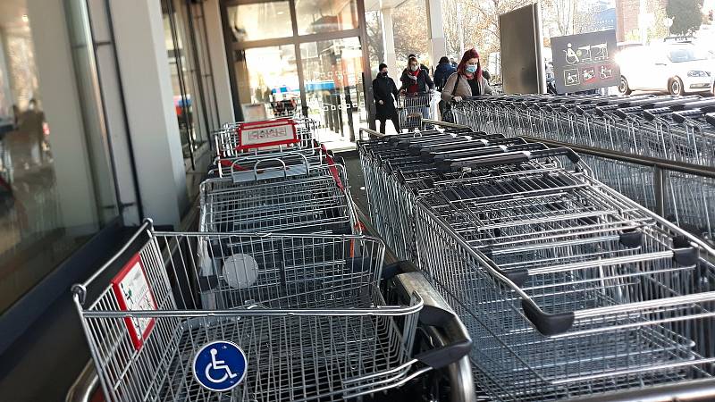 Před vybranými supermarkety ve Zlínském kraji se v sobotu dopoledne fronty netvořily. Zpřísněná vládní opatření se nijak zvlášť neprojevila, nákupních košíků byl dostatek. Foto u supermarketu Lidl ve Zlíně.