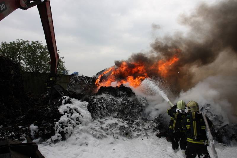Požár v průmyslovém areálu likvidovalo deset jednotek hasičů.