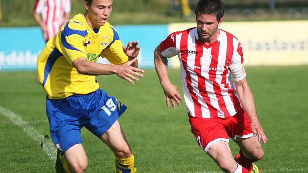 Fotbalisté Zlína B (ve žlutém) prohráli doma S Hulínem 0:1. 