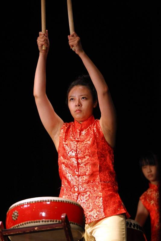 Vystoupení souboru „Taiwan aboriginal dancers culture and arts group“ v divadle ve Hvozdné.