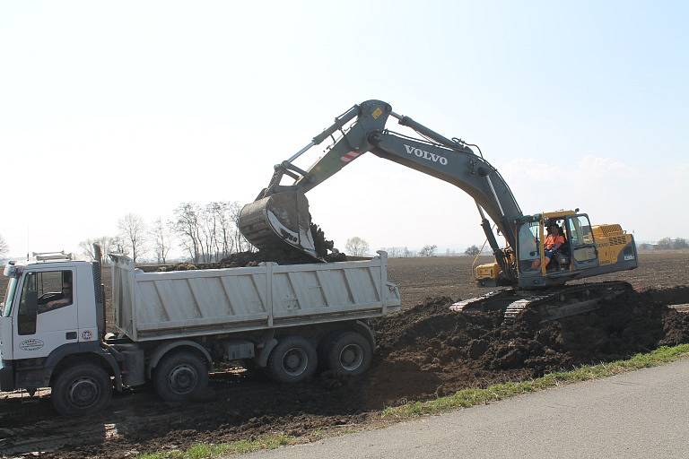 Olomoucký archeolog Jakub Vrána v akci - u Pravčic