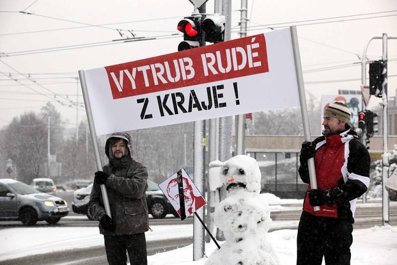 Demonstrace proti KSČM v radě Zlínského kraje.