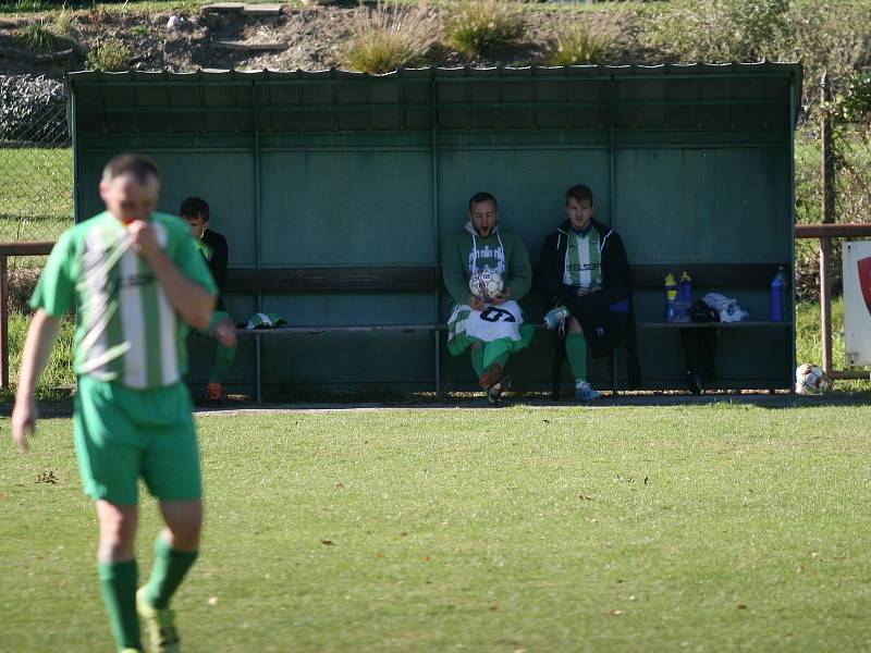 Fotbalisté Mysločovic (bílo-zelení) se ani o víkendovém 13. kole okresního přeboru nedočkali výhry, když v domácím prostředí po boji podlehli Hvozdné 3:4.