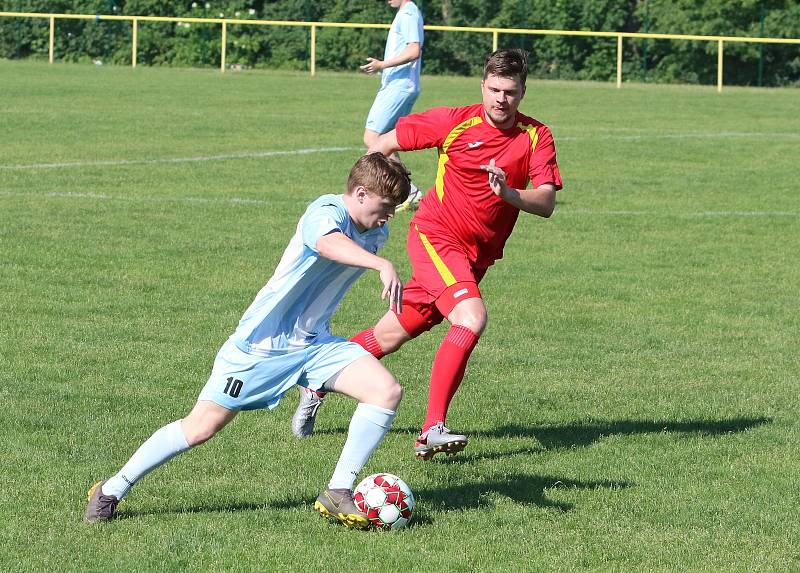 V rámci přípravy na nový soutěžní ročník se v sobotu odpoledne utkali dva rivalové fotbalové I. B třídy skupiny B - Mladcová (v červeném) s Lužkovicemi.