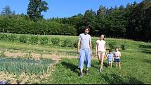 Majitel bylinné farmy Květomluva Radek Fryzelka s rodinou.
