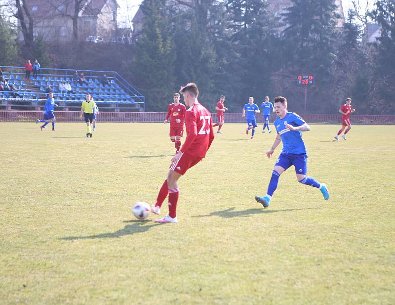 Fotbalisté Otrokovic (modré dresy) ve 20. kole MSFL prohráli s Olomoucí "B" prohráli vysoko 0:5.
