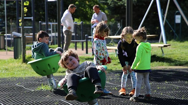 Děti z Mateřské školy Otrokovice dostanou na zahrady nové trampolíny či vláček
