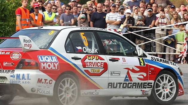 Jaromír Orsák na Barumce přesedlá ze svého mitsubishi do Fiatu Grande Punto S2000.