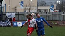 Fotbalisté Otrokovic (modré dresy) ve 22. kola MSFL i bez vyloučeného Kišky zdolali vedoucí Kroměříž 2:1.