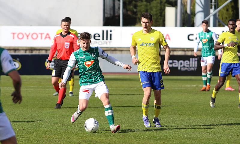 Fotbalisté Zlína (žluté dresy) se ve 28. kole FORTUNA:LIGY představili v Jablonci.