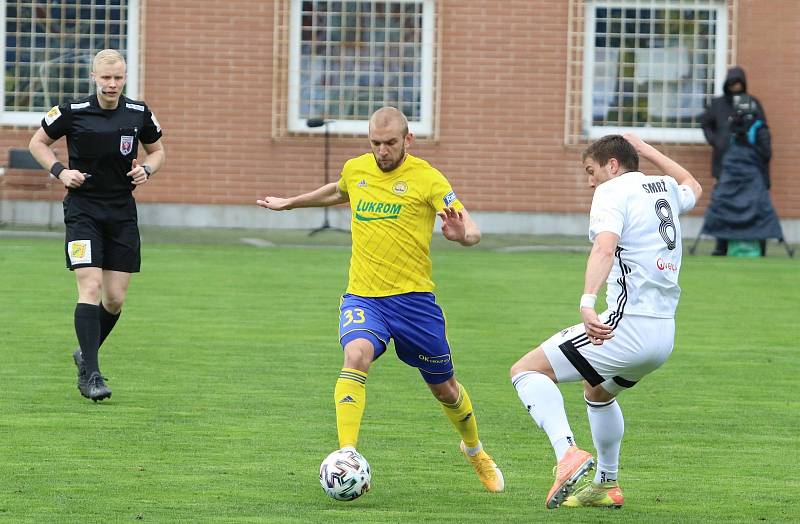 Zkušený fotbalista Marek Hlinka (vlevo) zatím neví, zda bude dres Fastavu nosit i v příští ligové sezoně.