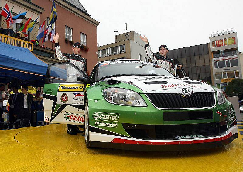 Motoristické šílenství začalo. Jubilejní 40. ročník Barum Czech Rally Zlín totiž slavnostně odstartoval v pátek v 17 hodin před radnicí na náměstí Míru ve Zlíně.