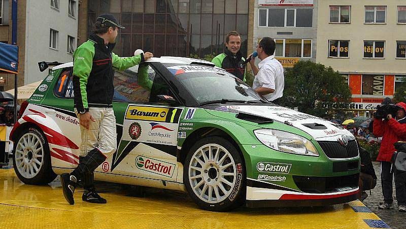 Motoristické šílenství začalo. Jubilejní 40. ročník Barum Czech Rally Zlín totiž slavnostně odstartoval v pátek v 17 hodin před radnicí na náměstí Míru ve Zlíně.