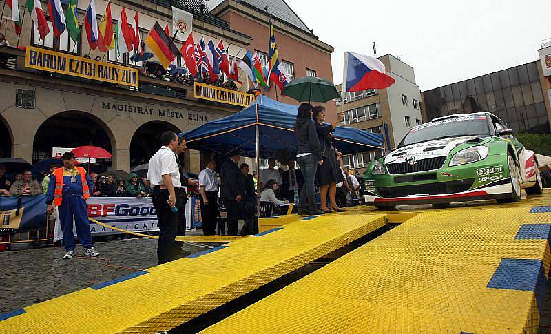 Motoristické šílenství začalo. Jubilejní 40. ročník Barum Czech Rally Zlín totiž slavnostně odstartoval v pátek v 17 hodin před radnicí na náměstí Míru ve Zlíně.