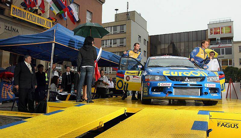 Motoristické šílenství začalo. Jubilejní 40. ročník Barum Czech Rally Zlín totiž slavnostně odstartoval v pátek v 17 hodin před radnicí na náměstí Míru ve Zlíně.