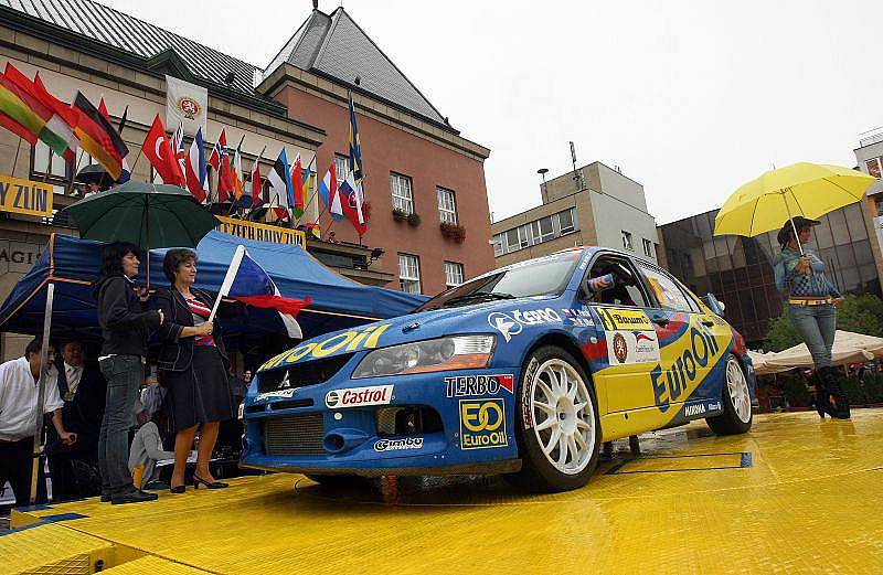 Motoristické šílenství začalo. Jubilejní 40. ročník Barum Czech Rally Zlín totiž slavnostně odstartoval v pátek v 17 hodin před radnicí na náměstí Míru ve Zlíně.