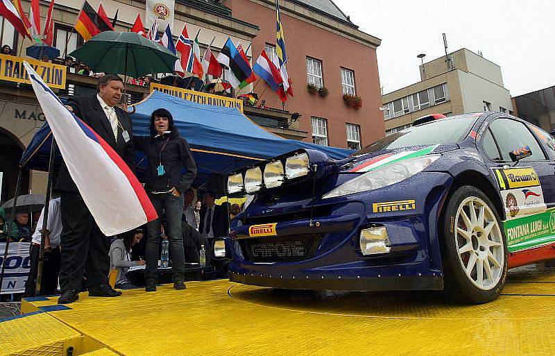 Motoristické šílenství začalo. Jubilejní 40. ročník Barum Czech Rally Zlín totiž slavnostně odstartoval v pátek v 17 hodin před radnicí na náměstí Míru ve Zlíně.