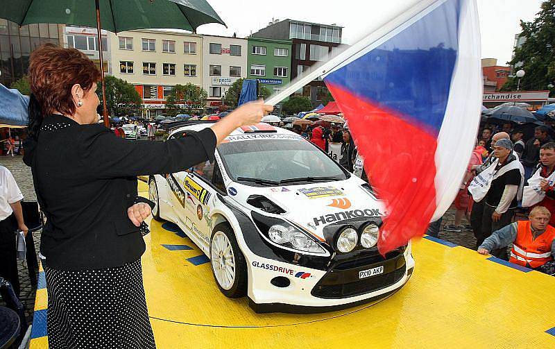 Motoristické šílenství začalo. Jubilejní 40. ročník Barum Czech Rally Zlín totiž slavnostně odstartoval v pátek v 17 hodin před radnicí na náměstí Míru ve Zlíně.