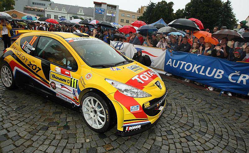 Motoristické šílenství začalo. Jubilejní 40. ročník Barum Czech Rally Zlín totiž slavnostně odstartoval v pátek v 17 hodin před radnicí na náměstí Míru ve Zlíně.