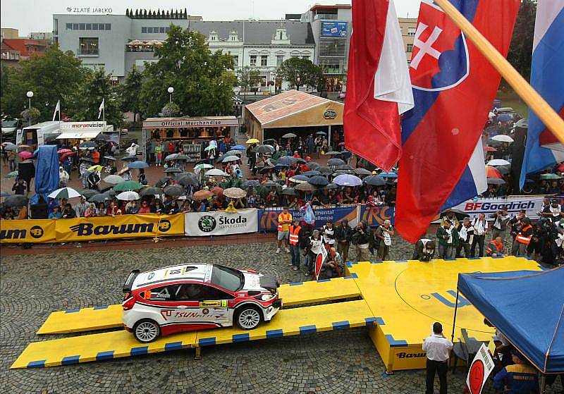Motoristické šílenství začalo. Jubilejní 40. ročník Barum Czech Rally Zlín totiž slavnostně odstartoval v pátek v 17 hodin před radnicí na náměstí Míru ve Zlíně.