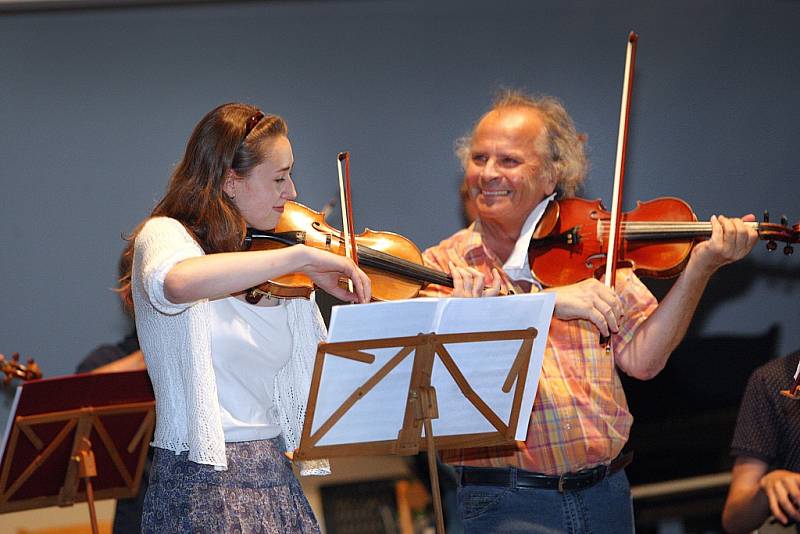 Akademie Václava Hudečka 2016 v Luhačo­vicích.  Zkouška na zahajovací koncert.  Účinkují Václav Hudeček a Eliška Kubalová