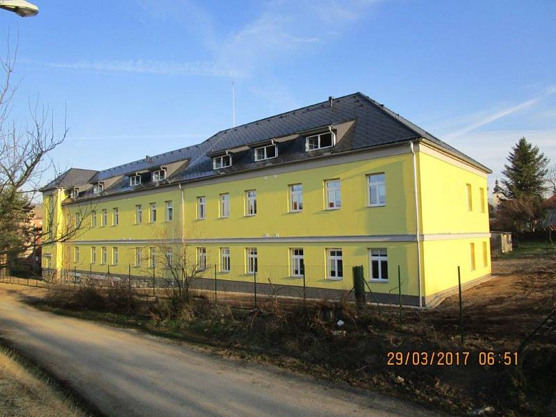 V Brumově-Bylnici přebudovali starou školu v luxusní bydlení zejména pro seniory.