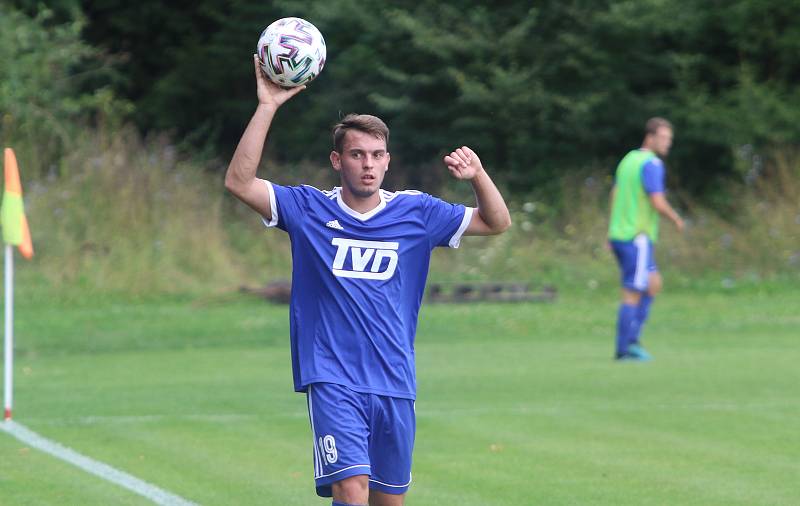 Divizní fotbalisté Slavičína (v modrém) začali nový ročník skupiny E parádně, v neděli dopoledne doma porazili rozdílem třídy Šumperk 4:1.