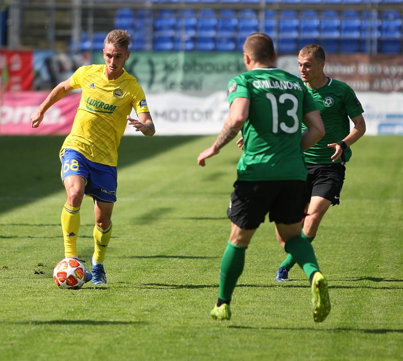 Fotbalisté Fastavu Zlín (ve žlutém) v důležitém zápase bojů o záchranu ve 28. kole v sobotu hostili poslední Příbram.