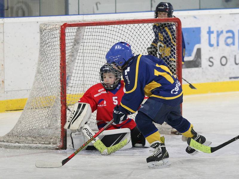 Mladí hokejoví Berani Zlín (v modrém) v duelu hráčů ročníku narození 2014 změřili v sobotu síly s Uherským Hradištěm.