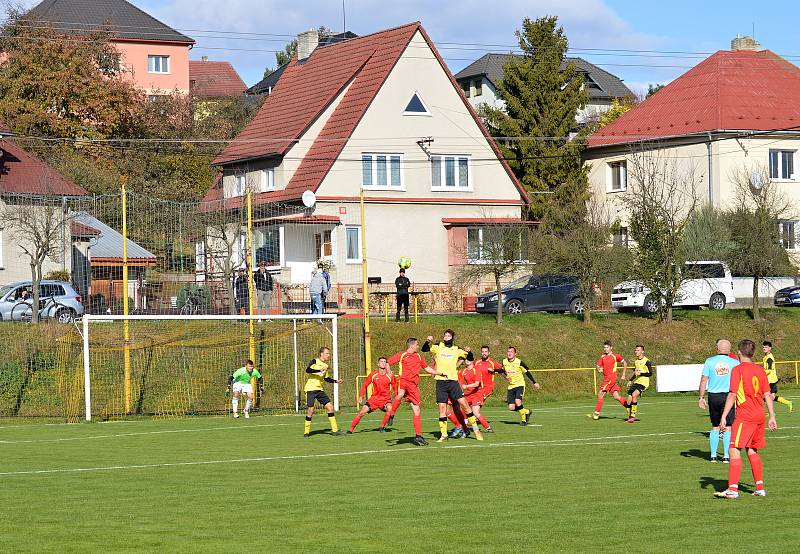 Fotbalisté Tečovic (žluté dresy) doma překvapivě přehráli Mladcovou.