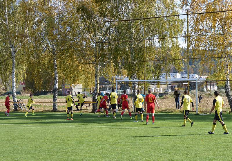 Fotbalisté Tečovic (žluté dresy) doma překvapivě přehráli Mladcovou.