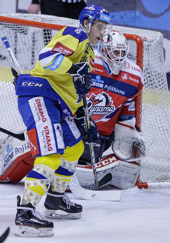 Hokejové utkání Tipsport extraligy v ledním hokeji mezi HC Dynamo Pardubice (červenobílém) a HC Aukro Berani Zlín ( ve žlutomodrém) v pardudubické Tipsport areně.