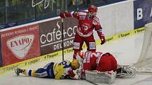 Extraligoví hokejisté Zlína (ve žlutém) v rámci 5. rozhodujícího zápasu předkola play-off v neděli 13. března hostili Oceláře Třinec.