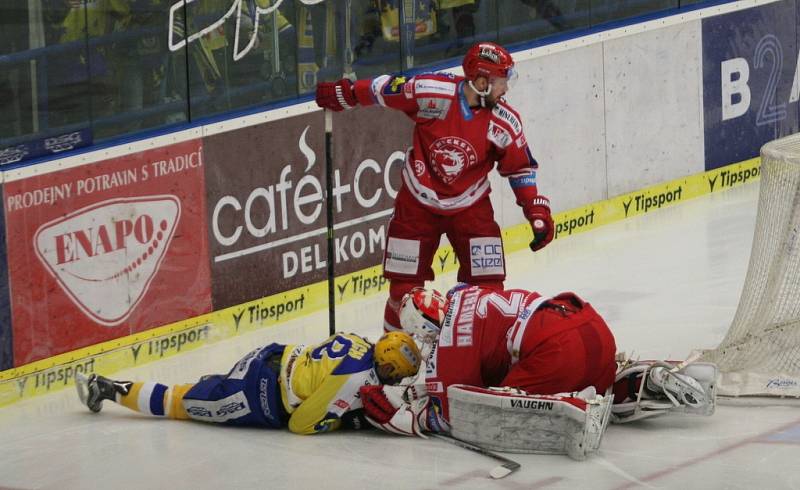 Extraligoví hokejisté Zlína (ve žlutém) v rámci 5. rozhodujícího zápasu předkola play-off v neděli 13. března hostili Oceláře Třinec.