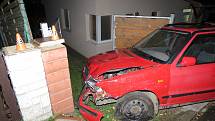 Muž bez řidičáku a s téměř pěti promile v dechu narazil ve Vizovicích do aut a sloupů u domů.