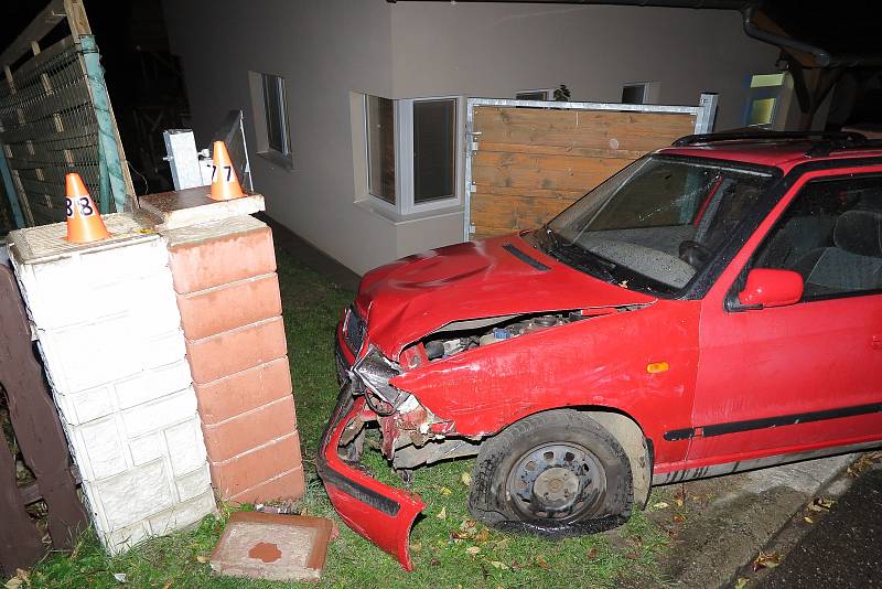 Muž bez řidičáku a s téměř pěti promile v dechu narazil ve Vizovicích do aut a sloupů u domů.