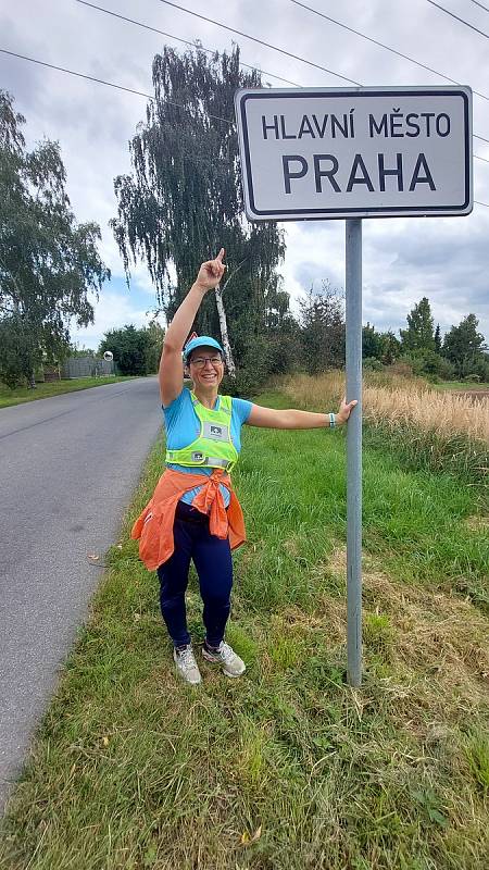 Abhejali Bernardová (44) ze Sri Chinmoy Marathon Teamu dokončila svůj ultratriatlon Dover-Praha, při kterém ve třech disciplínách urazila celkem 1111km (34km plavání, 895km kolo, 182km běh). Trvalo jí to 7 dnů, 12 hodin a 5 minut.