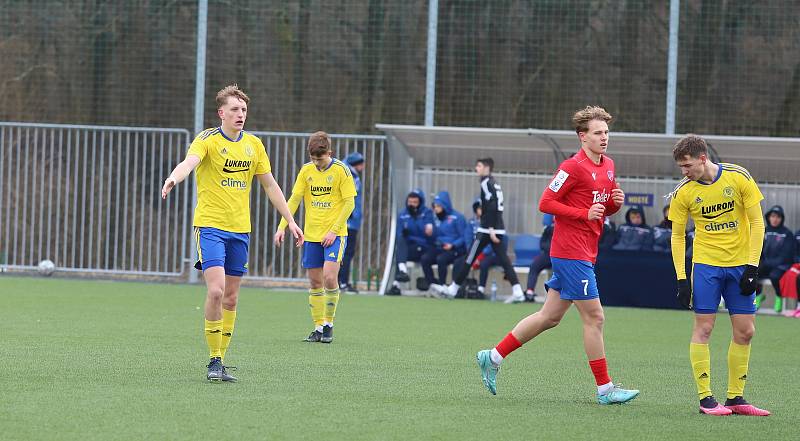 Starší dorostenci Zlína (žluté dresy) ve třetím přípravném zápase remizovali s Rakówem Częstochowa 1:1