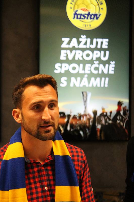 Pětice zlínských fotbalistů Petr Jiráček, Stanislav Dostál, Adnan Žafič, Zoran Gajič a Ondřej Bačo pomáhala ve Zlatém Jablku s prodejem lístků na zápas Evropské ligy proti Kodani.