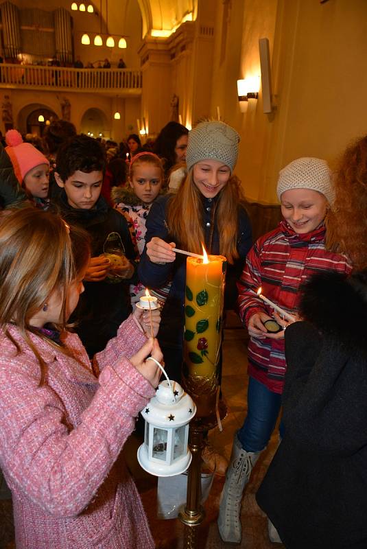 Tradiční Vánoční bohoslužba pro děti a starší lidi ve zlínském kostele svatého Filipa a Jakuba na Štědrý den 24. prosince 2017. Její součástí bylo i přinesení Betlémského světla do kostela.