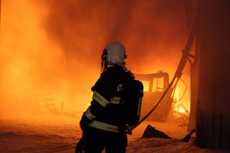 Rozsáhlý požár budovy v areálu Toma v Otrokovicích 