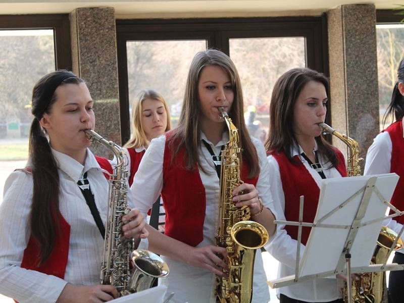 Luhačovický saxofonový orchestr, složený ze samých dívek. Věkové složení orchestru je od základní do střední školy. Jedná se o jediný orchestr svého druhu v ČR.