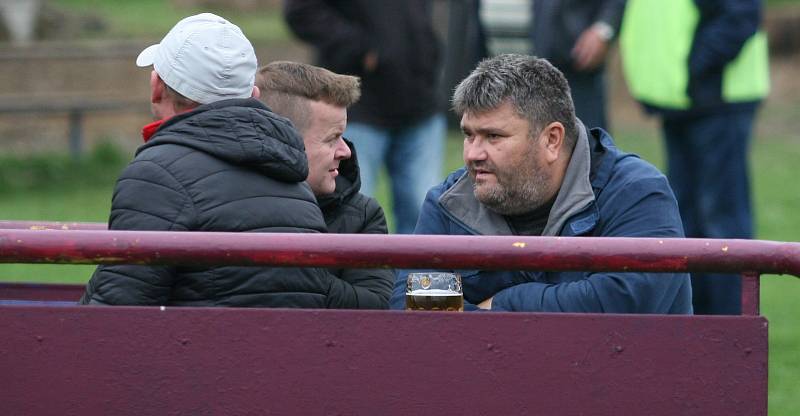 V 9. kole I. B třídy skupiny B domácí výběr Louk (v černém) udolal snaživou rezervu Slušovic 2:0,