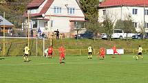 Fotbalisté Tečovic (žluté dresy) doma překvapivě přehráli Mladcovou.