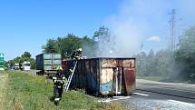 Hasiči zasahují u požáru kontejneru nedaleko Tlumačova na Zlínsku.