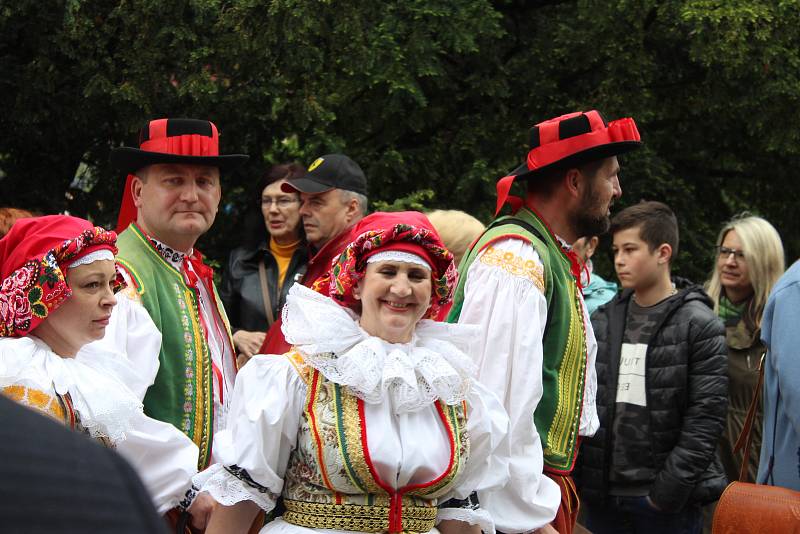 Žehnání pramenům. „Jde o děkovnou modlitbu, že v tomto kraji, našem městě i farnosti jsou léčivé prameny,“ vysvětlil farář Hubert Wojcik.