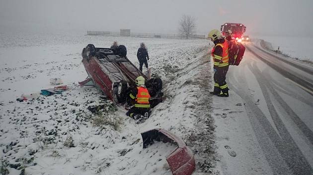 Nehoda kvůli kluzké silnici ve Zlínském kraji, 12. prosince 2022