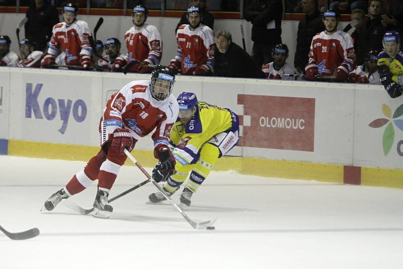 Olomoučtí hokejisté (v červeném) v dalším utkání extraligy přivítali Zlín